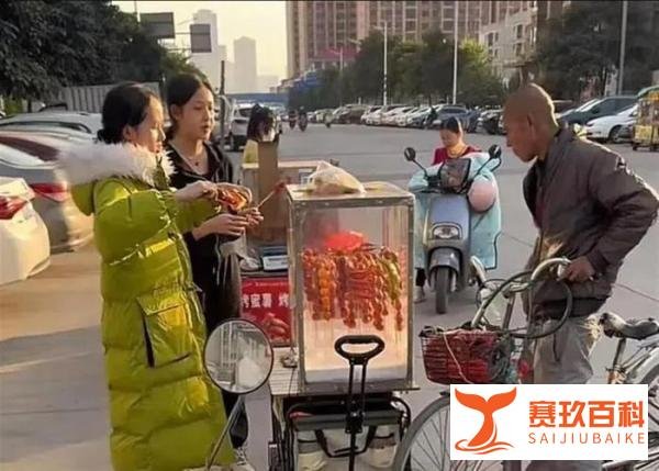 大家为糖葫芦女生出摊保驾护航，现场警方、校方、市民齐聚！