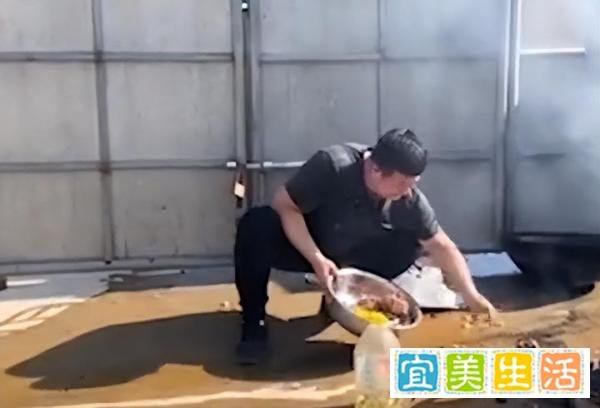 河北一男子水泥地上生火炖大骨锅被炸飞 网友：又长见识了