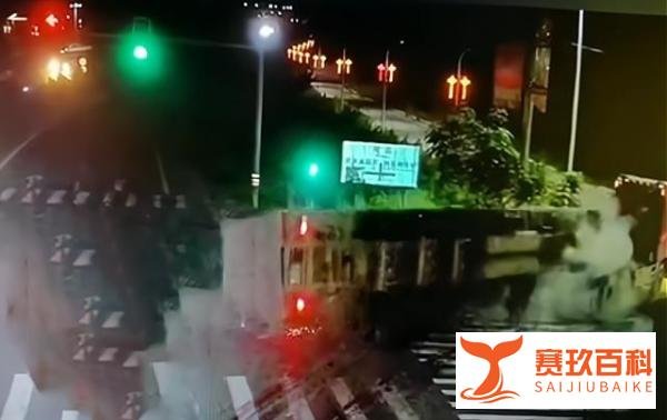闯红灯!运沙车“压扁轿车”致一家6人死亡:大车非法改装超载!
