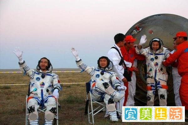 神舟13号航天员顺利返回，为啥都是被抬下来的，太空后遗症？