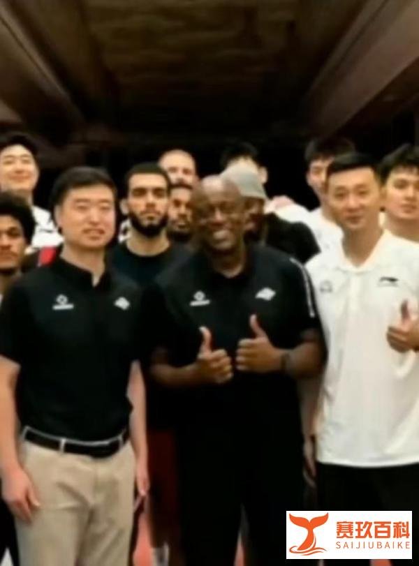 球场风云突变！中美篮球赛冲突后握手言和