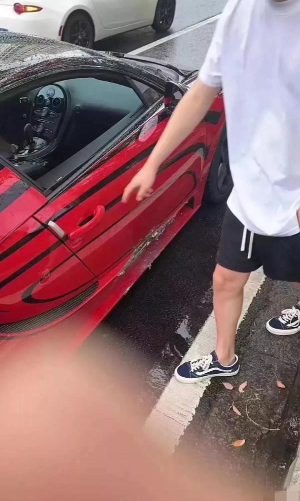全球最牛车祸，布加迪威龙加塞撞宝马，事后威胁对方以后小心一点