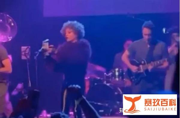 ??女歌手台上突然脱裤子向乐迷的脸“尿尿”！前卫？疯狂？过火？