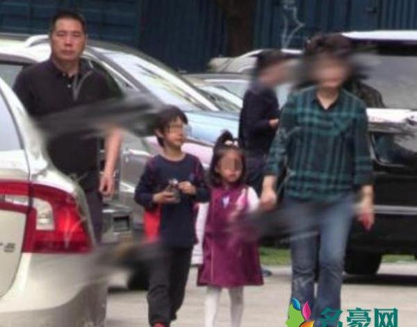 等等小花探班孙俪 两人牵手同行非常有爱