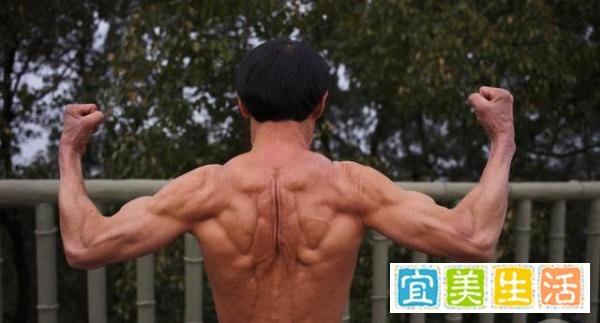 重庆70岁大爷逆生长:满头乌黑发八块腹肌,称从不吃蛋白粉