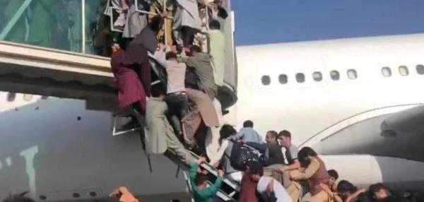 阿富汗最悲剧的一幕，他们爬上了美国的飞机，却从空中掉落！