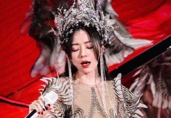张靓颖头戴荆棘头饰亮相好奇夜,你对她的装扮有何评价?