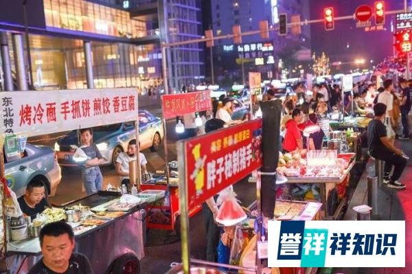 《重庆解放碑：女子不听城管劝买游摊货》