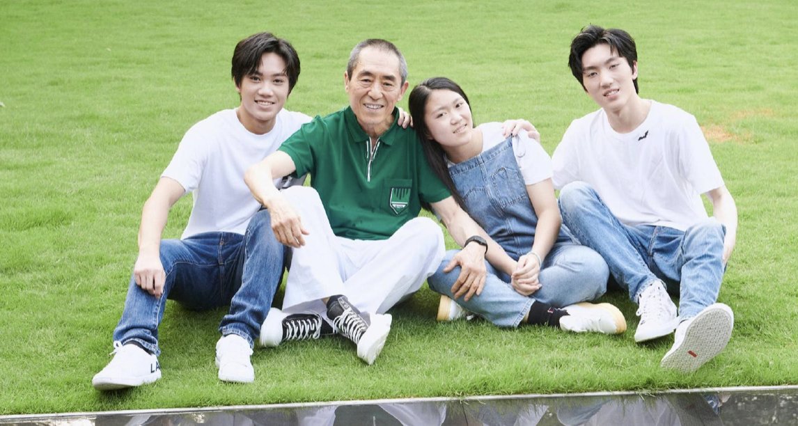 张艺谋妻子晒一家五口合照,照片中他们一家人有多温馨?