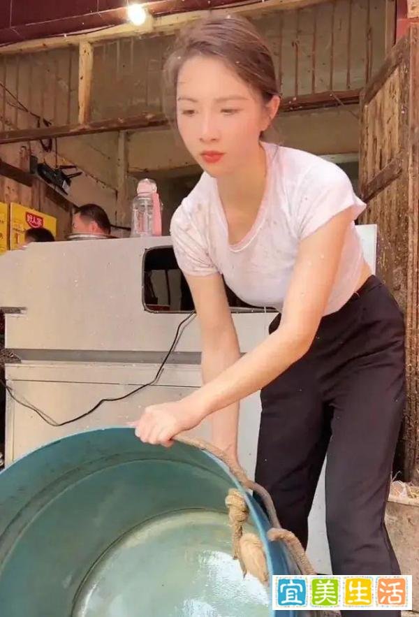 卖鱼西施回应走红:长得好看没用!