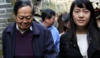 27岁女子不顾一切攀高枝嫁82岁丈夫，为清华捐款200万，现状如何？
