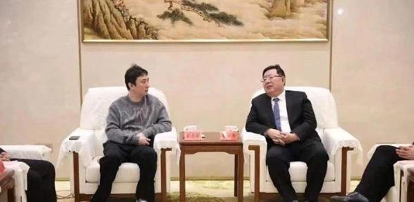 穿休闲服见领导，是王思聪最后的倔强