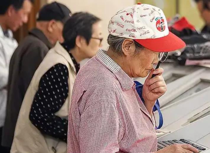 高学历低龄老人线上求职碰壁 多数公司都不请！