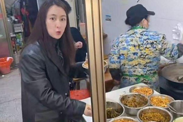 马苏素颜现身路边摊吃鱼粉，她的装扮有多低调？
