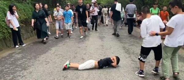 安徽一男孩爬山累了滚下山 这是咋情况？