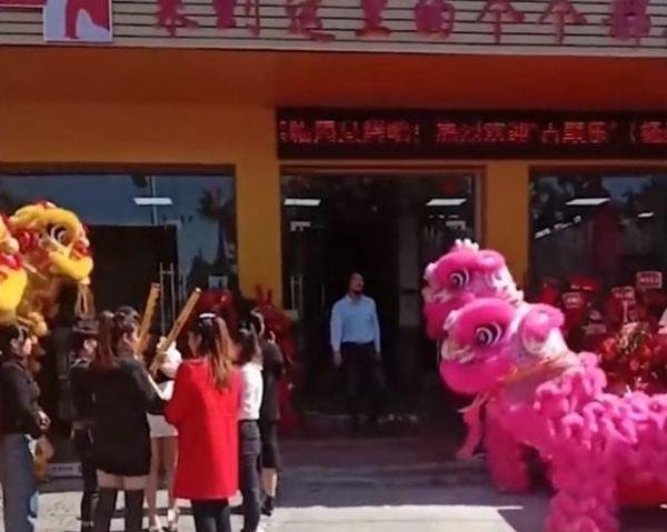 南宁网红“周某人”开烧烤店当老板,本人回应:大家有空过来吃饭...