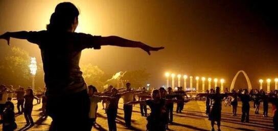 节电专家建议城里人少跳广场舞 这是咋情况？