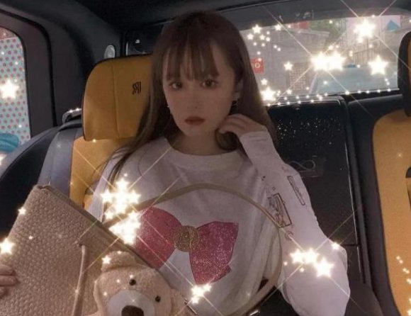 赵本山女儿球球购百万豪车引发热议，她平时的生活到底有多奢靡呢？