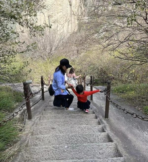 豪门阔太太郭晶晶晒西安旅行照，带3个年幼子女爬华山，众人佩服
