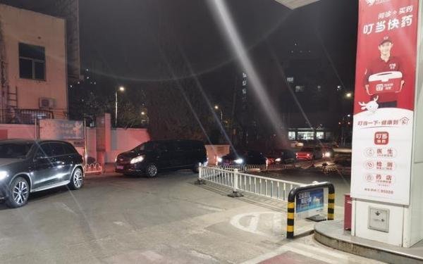 北京加油站“破9”前夜:“加满”声不断,豪车身影不少,加油员取消休息等“9”来