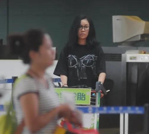 那英的素颜真让人心疼，状态疲惫太显龄，终于相信她54岁了