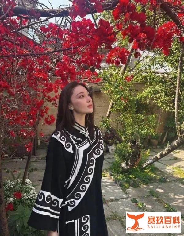 张馨予夫妇骑电车游云南，何捷沉迷老婆美貌拍不停，手臂肌肉抢镜