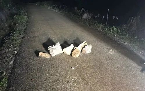 北京2男子将岩石推落山下公路取乐被拘,其行为可能会酿成什么后果?