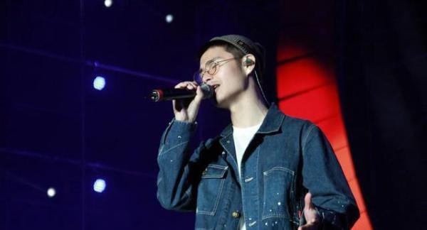 权振东:一个经过时间沉淀后学会用嗓音说话的男人