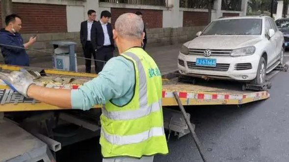 车主停车两年欠费5万,事后回应:长期在外地!车主为何毫不在意此事?