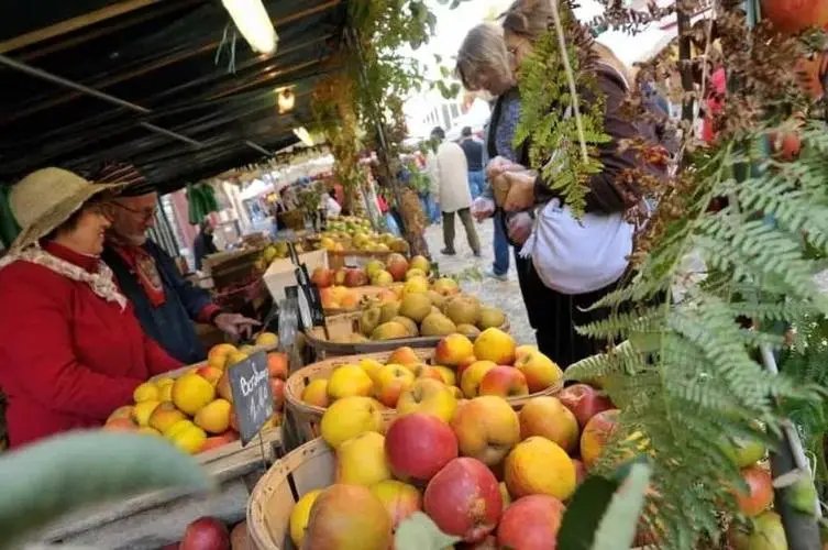 重庆水果摊贩错将3万元转给顾客，想追回却被对方拉黑，小商贩们有多不易？