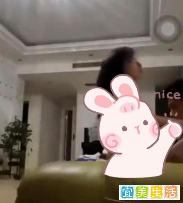 女业主带同事回家偷荤，拍下不雅视频，误发到业主总群，尴尬了！