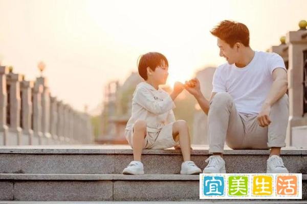 太暖心！男孩偷拿幼儿园玩具妈妈领去自首，民警耐心教育！