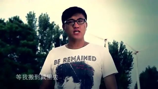 等我搬到城里去开着大奔来接你是什么歌