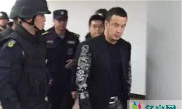 杨坤吸过毒吗 如果仔细观察杨坤每次一唱歌全身都在冒汗