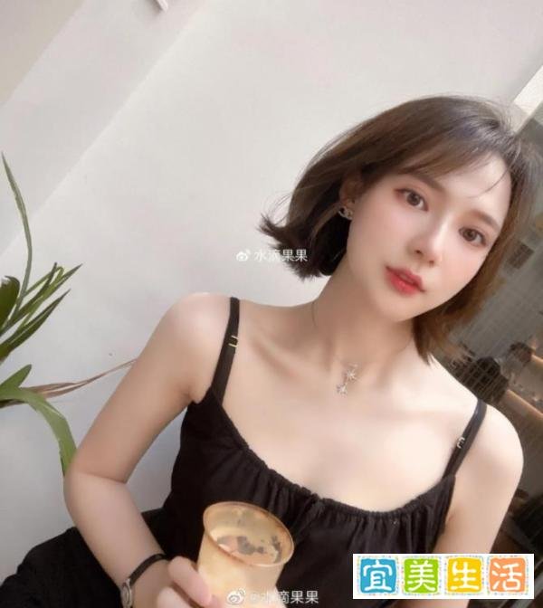 成龙与正妹空姐亲民合照 主动要电话这举动却惹议？