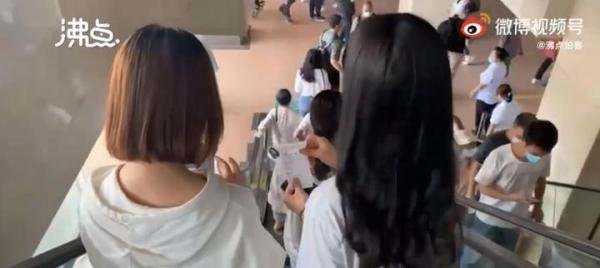 26岁女孩当职业陪诊陪人看病 这是咋情况?