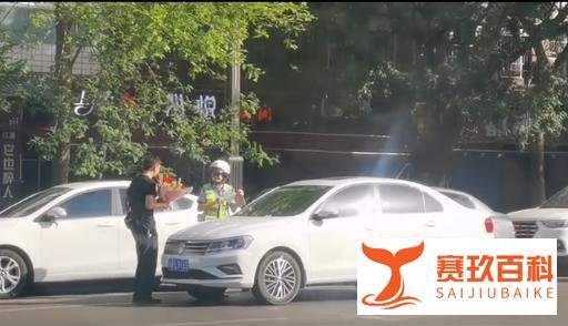 女交警给老公贴罚单后被表白，网友：猝不及防的狗粮啊…
