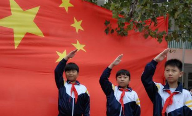 向国旗敬礼寄语，不少于50字