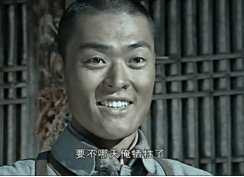 《亮剑》中的魏和尚,拍戏被炸双目失明,多次自杀未遂,现在怎么样了?