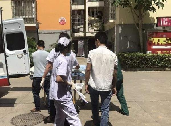 受伤男子从救护车担架坠地身亡，院方称只赔2万，剩余向担架厂要