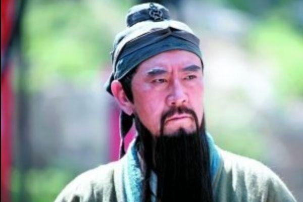 刮骨疗毒时陪关羽下棋的是什么人，他为何比关羽还淡定？