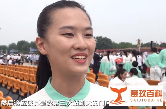 以党员身份参加大会的北大学生柏艾辰，网友：言谈举止堪比记者！