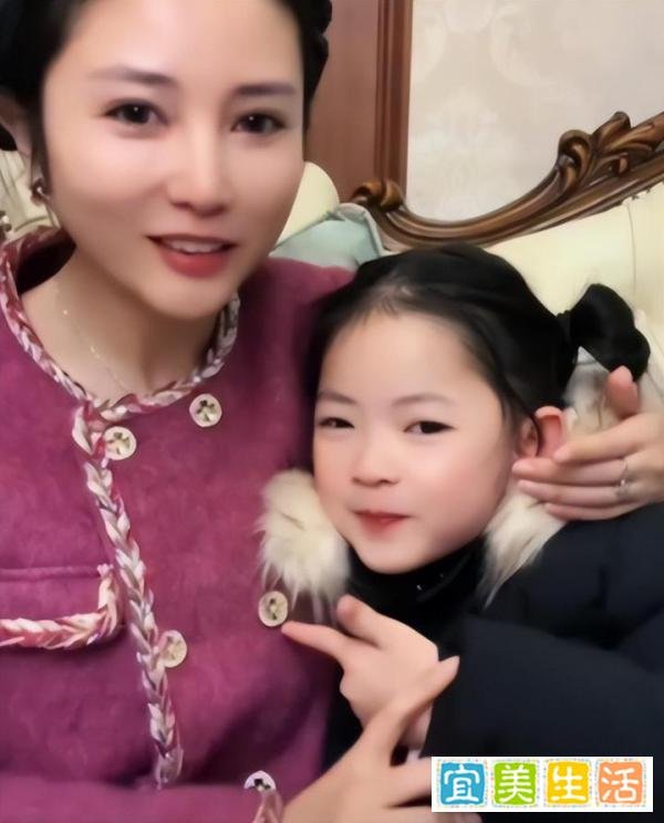 幼儿园男孩送女孩金条后续，金条已还回，女孩父母颜值高涨8万粉