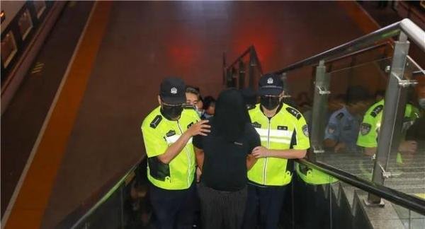 杀人嫌犯逃亡17年现成公司高管