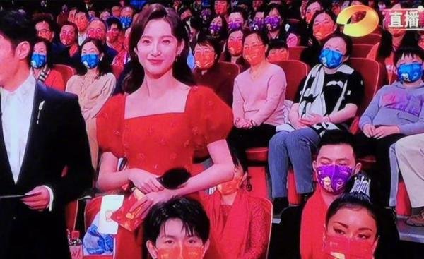 王源吉克隽逸坐一把椅子，网友：难怪王源不知所措