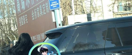 李湘离婚风波后首次露面，与神秘男子开豪车出行，路上发生剐蹭