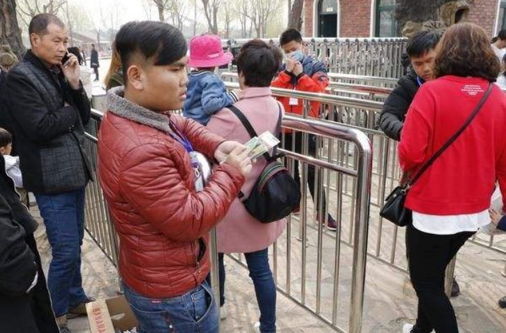 脑筋急转弯进动物园看到第一个动物是什么答案