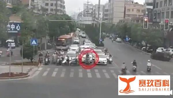 广东男子驾驶摩托车，拒绝让行救护车，遭巨额罚款以及扣13分