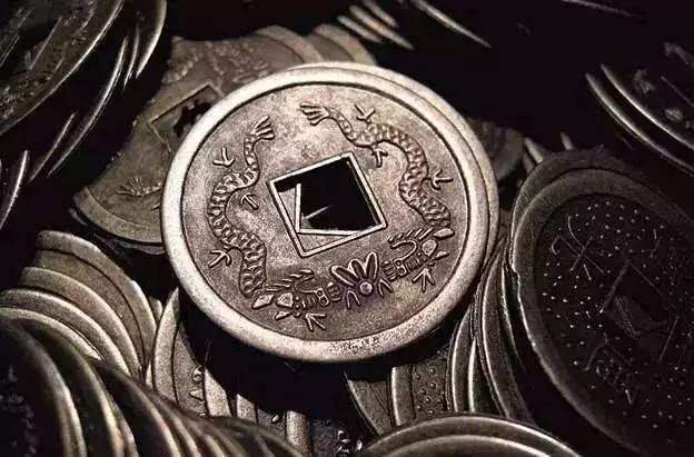 外圆内方的正方形的面积怎么计算？