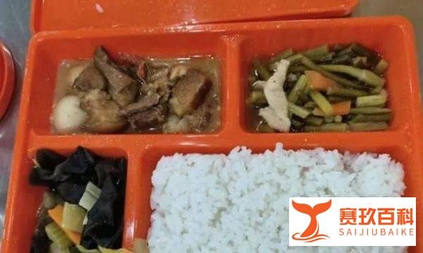 预制菜进校园了，家长非常忧虑辞职给娃送饭，表示“这种菜肯定会变质的”